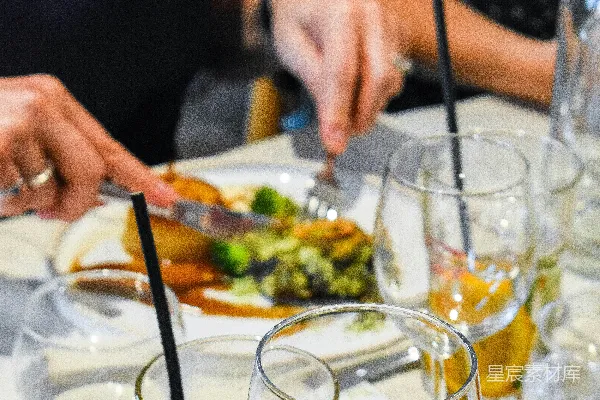 高清摄影 桌子上放着食物和饮料。