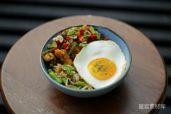 高清摄影 一碗上面有一个鸡蛋的食物