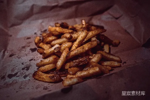 高清摄影 棕色的油炸食物放在白色纸上
