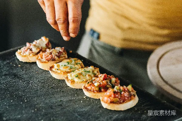 高清摄影 一个人在烤食物