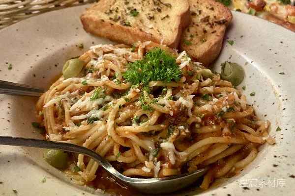 高清摄影 Plate上一份美味的蒜香 spaghetti 和 garlic bread。