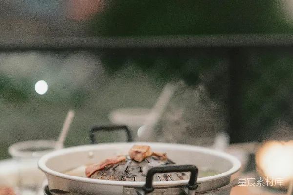 高清摄影 一张桌上堆满了各种食物的盘子