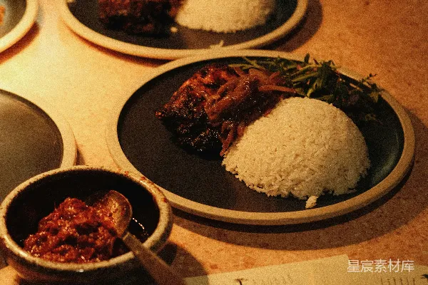 高清摄影 桌子上摆满了米饭和食物的盘子。