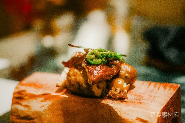 高清摄影 木块上 served gourmet food