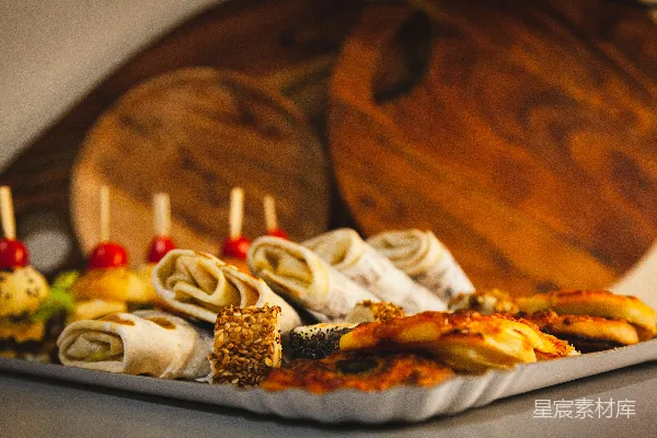 高清摄影 一个托盘上盛放着各种不同的食物