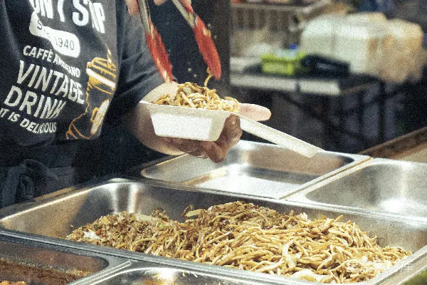 高清摄影 黑色上衣的女人正在 serving 食物