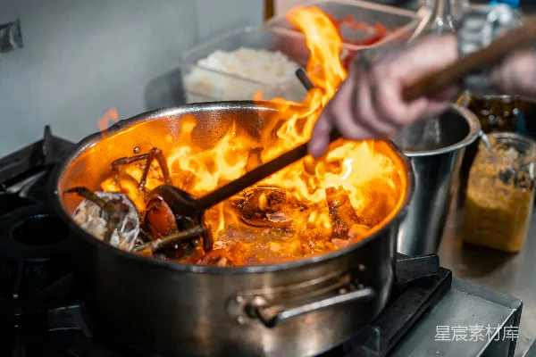 高清摄影 厨师在商用厨房里用火焰烹饪