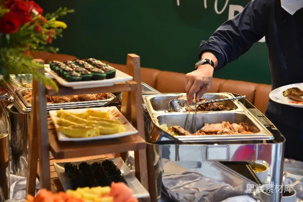 高清摄影 一个男人正在服务一道美食自助餐