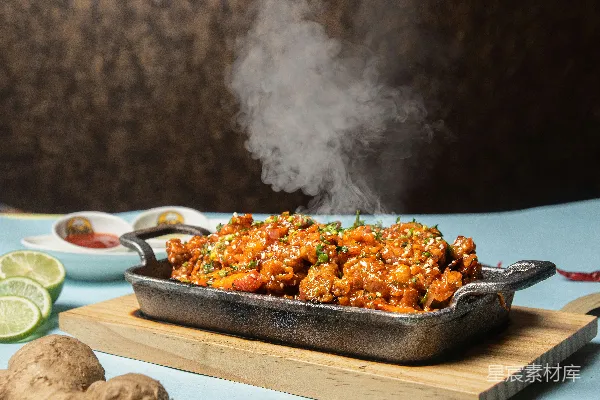 高清摄影 一个装满食物的平底锅放在一块木制砧板上