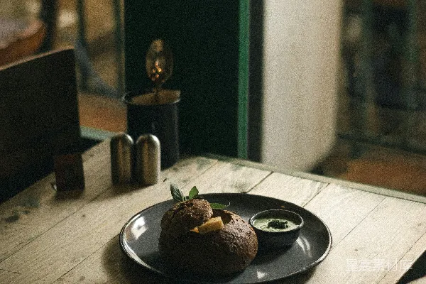 高清摄影 木桌上的盘子里的食物