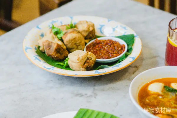 高清摄影 一张桌子上摆放着装有食物的盘子和一碗汤