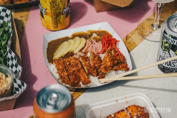 高清摄影 一张桌上摆满了食物和饮料