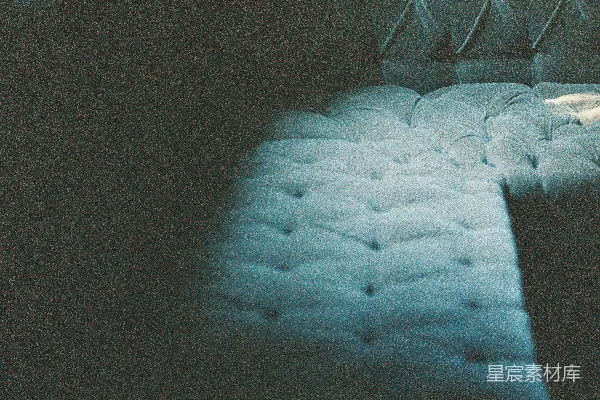 有毛毡头枕和床垫在昏暗的光线下。