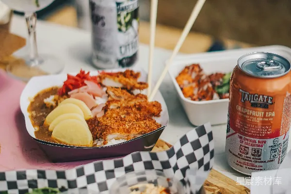 高清摄影 一张桌子上摆放着装有食物和饮料的盘子。