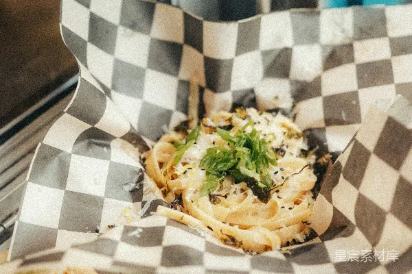 高清摄影 条纹纸包裹的配有香草和奶酪的 Pasta 碗