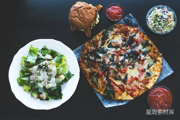 高清摄影 绿蔬菜披萨放在白色陶瓷盘中