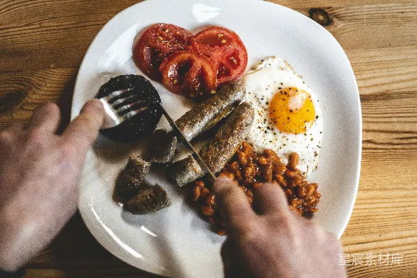 高清摄影 白瓷 plate 上有煎蛋和煎肉