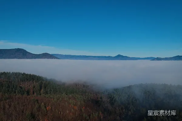 远处山峦下的雾气景观