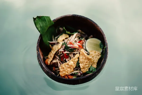 高清摄影 黑碗里煮的食物