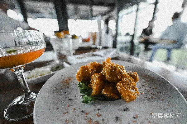 高清摄影 饭店餐桌上的油炸虾和鸡尾酒。