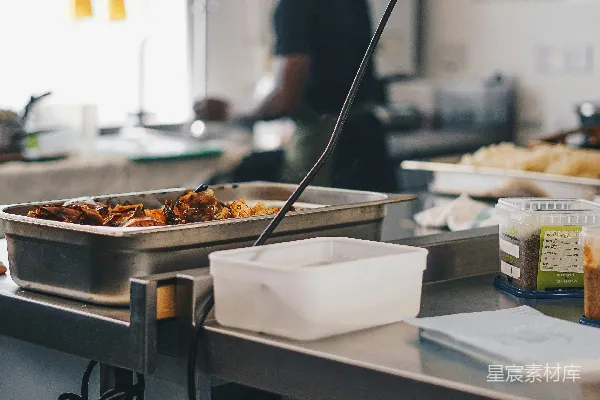 高清摄影 厨房里的人在台面上准备食物
