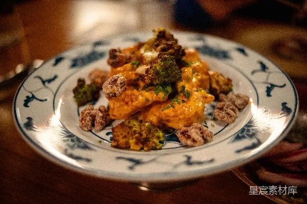 高清摄影 一盘配有西兰花和坚果的食品