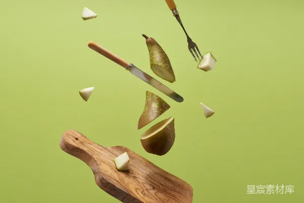 高清摄影 一块木制的砧板上放置着一把刀和一些食物。