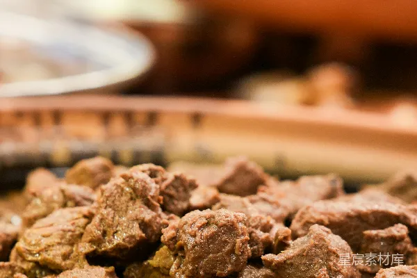 高清摄影 粗犷陶锅中的 hearty 羹汤