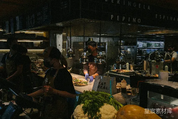 高清摄影 厨房里一群人正在准备食物
