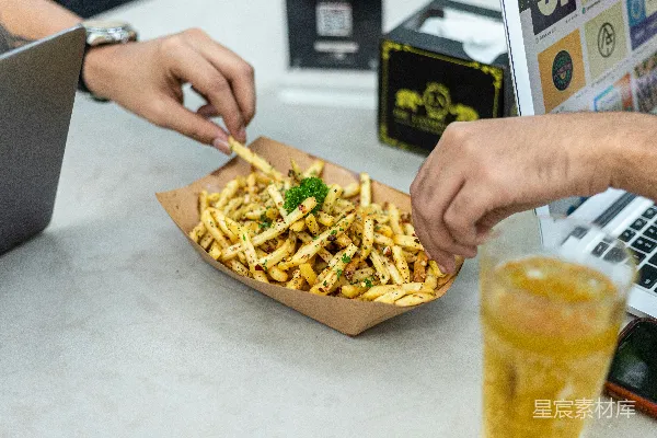 高清摄影 桌上一个人在切食物