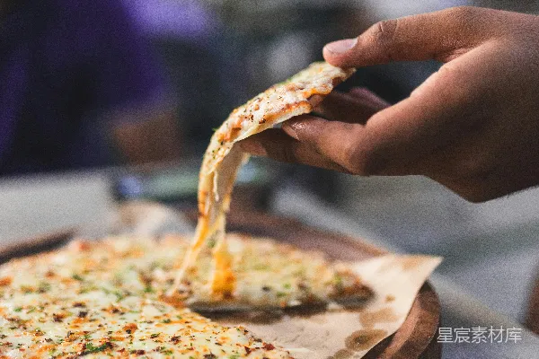 高清摄影 一个人正在咬着一片比萨 pizza。