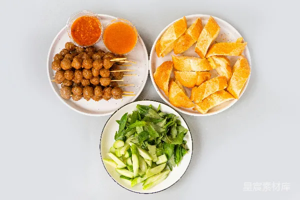 高清摄影 腌制肉丸、炸鱼丸和蘸酱的新鲜蔬菜。