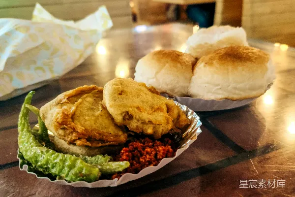 高清摄影 Vadapav，一种流行的印度街头食物。