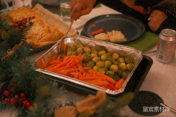 高清摄影 在桌子上烤胡萝卜和西兰花蔬菜。
