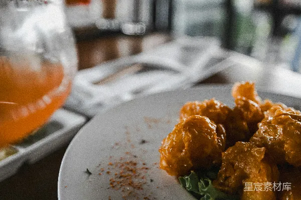 高清摄影 油炸酥脆的食物搭配橙色饮料。