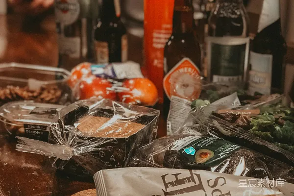 高清摄影 棕色木桌上的玻璃碗