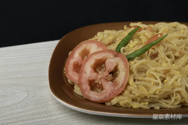 高清摄影 红陶瓷盘中的意大利面菜肴