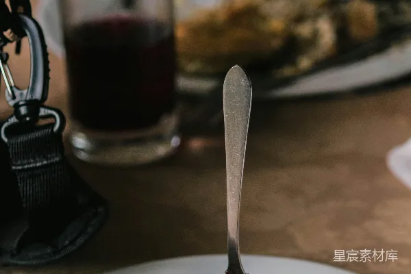 高清摄影 圆瓷盘和棕色巧克力蛋糕
