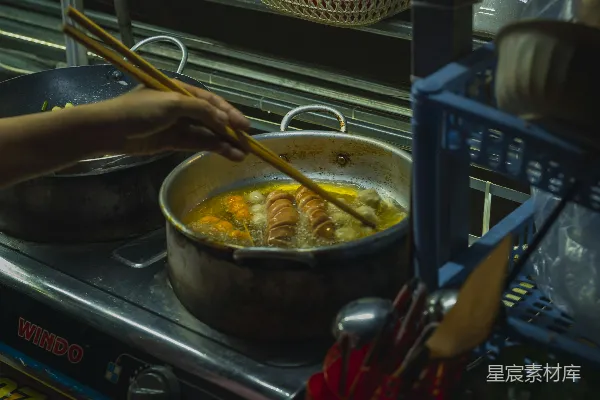 高清摄影 一个人在炉子上 cooking 食物