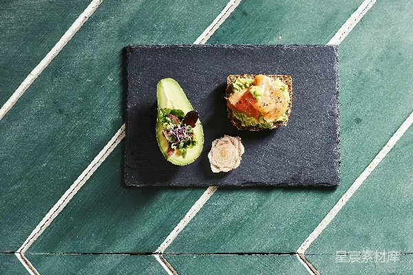 高清摄影 蓝木砧板上切好的 avocado 果肉
