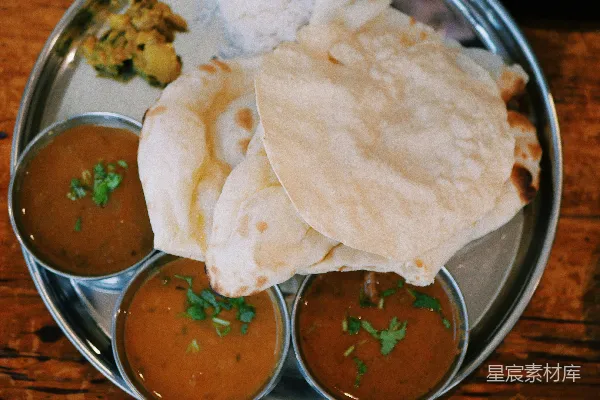 高清摄影 圆灰不锈钢托盘里的.roti