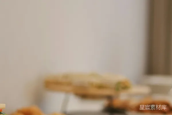 高清摄影 一张桌子上放着盛着食物的盘子和装着咖啡的杯子。