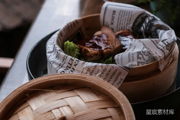 高清摄影 一张桌子上放着一个装满食物的篮子。