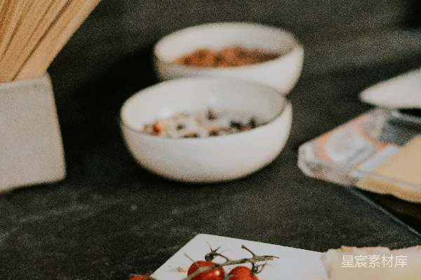 高清摄影 浅聚焦照片中的红色水果放在白色背景上
