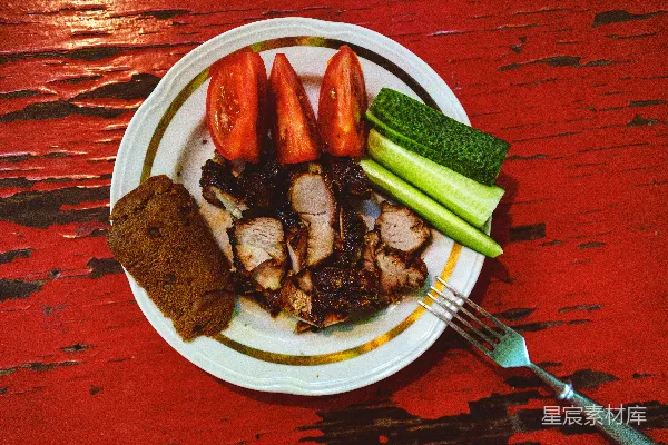 高清摄影 烤肉、新鲜蔬菜和黑面包的一 plate。