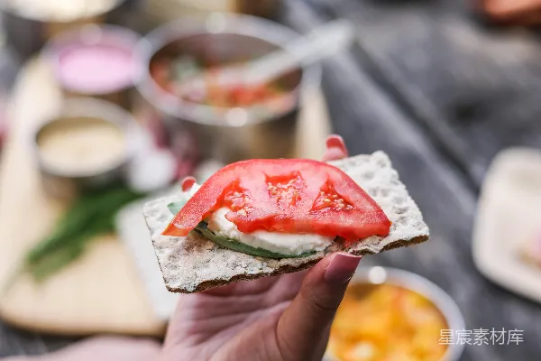 高清摄影 桌子上放着一盘食物。