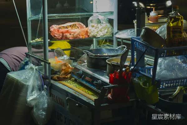 高清摄影 路边一辆食品车在夜晚摆放着