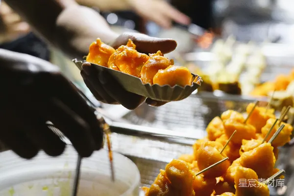 高清摄影 一个人从碗里 serving 食物