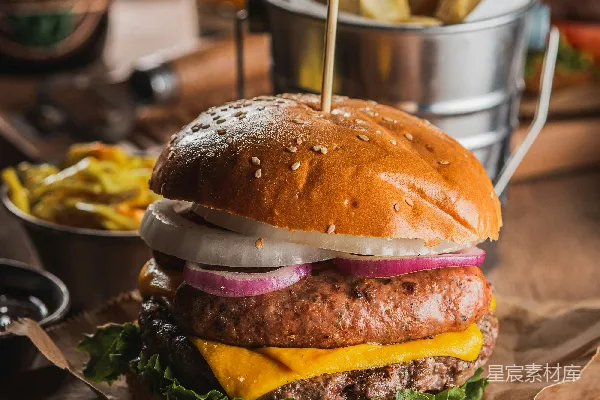 高清摄影 一份配有芝士、洋葱和薯条的 gourmet 牛堡。