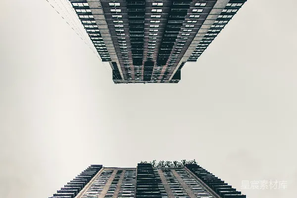 从虫眼视角拍摄的两栋高层建筑